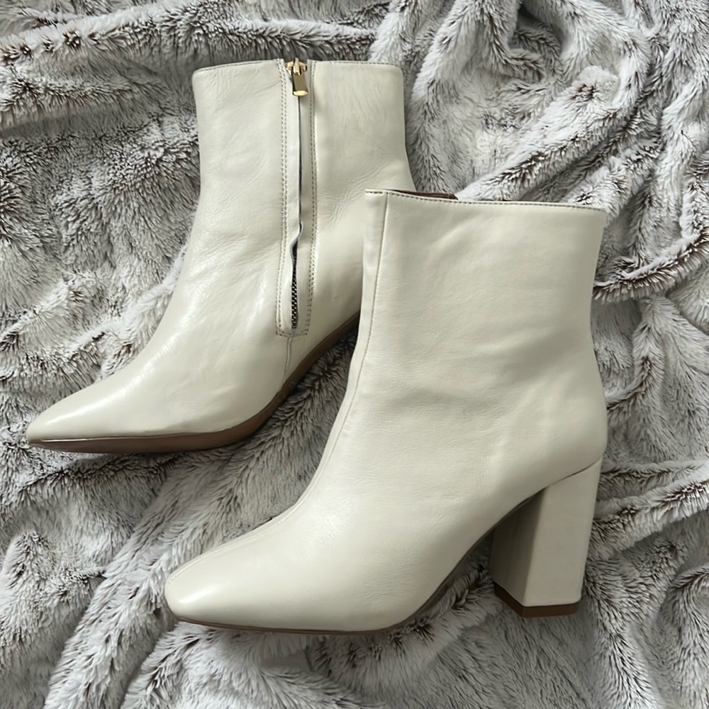Jaggar White Boots NWOB